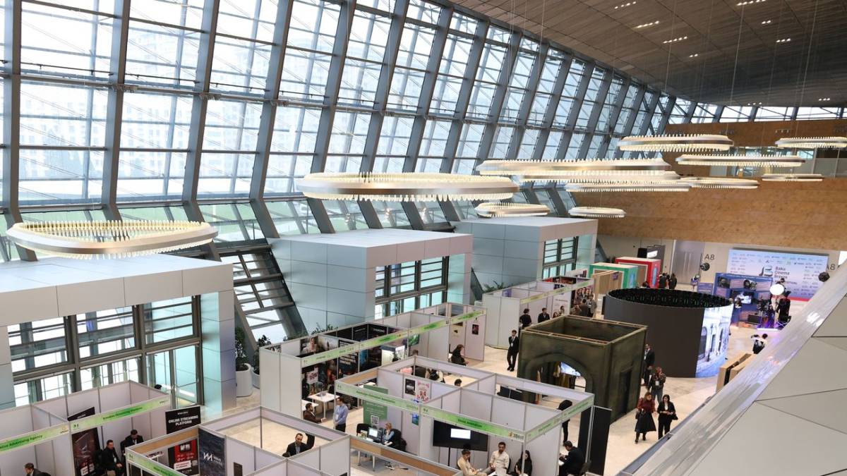 Uluslararası bir fuar salonunun cam çatısı ve stand alanları